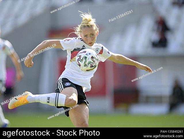 Lea SCHUELLER (GER) Action, Soccer Laenderspiel women, EM qualification, Germany (GER) - Ireland (IRL) 3: 0, on September 19, 2020 in Essen Germany