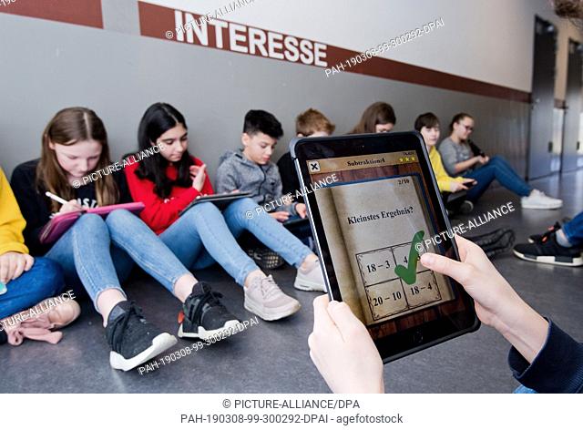 07 March 2019, Lower Saxony, Gehrden: Students of a 7th grade learn with iPads in math lessons at the secondary school Gehrden in the region Hannover