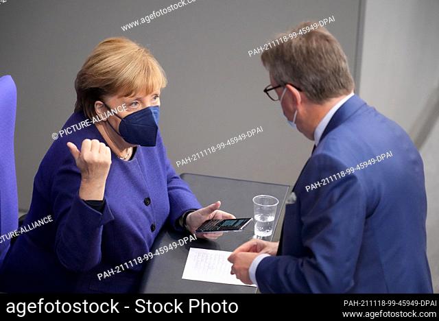 18 November 2021, Berlin: Federal Chancellor Angela Merkel (CDU) and Michael Grosse-Brömer (CDU), Parliamentary Secretary of the CDU/CSU parliamentary group in...