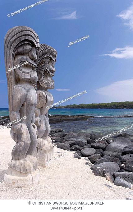Wooden figures, Pu'uhonua o Honaunau National Historical Park, Holualoa, Big Island, Hawaii, USA