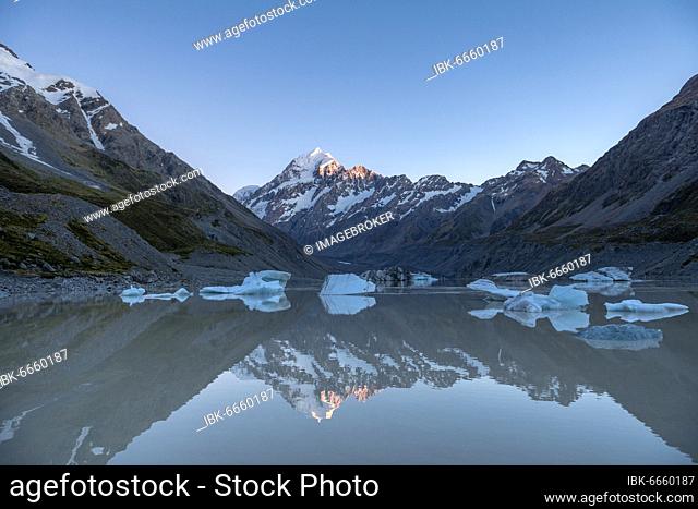 Mount Cook in morning light, sunrise, reflection in Hooker Lake with ice floes, alpenglow, Mount Cook National Park, Southern Alps, Hooker Valley, Canterbury