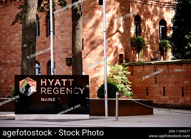 Mainz, Deutschland - August 21, 2017: Das Eingangsschild des Hotels Hyatt Regency vor dem historischen Gebäude Fort Malakoff am 21