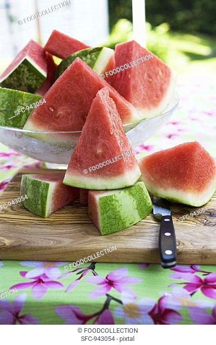 Many pieces of watermelon in a glass bowl