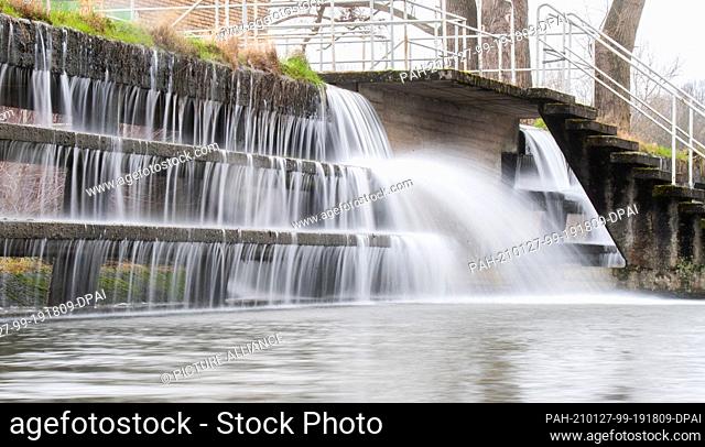 27 January 2021, Lower Saxony, Laatzen: Water from the river Leine runs over cascades near the enercity waterworks in Grasdorf for aeration and absorption of...