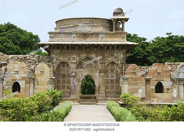 Outer view of a large dome built over a podium, Jami Masjid (Mosque), UNESCO protected Champaner - Pavagadh Archaeological Park, Gujarat, India