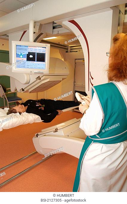 SCINTISCANNER<BR>Private hospital in Antony, France.<BR>Department of  nuclear medicine. Scintiscanning with pulmonary ventilation