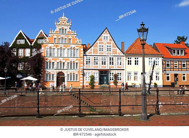 Historic district of Stade, half-timbered houses in the old harbour, with Mayor Hintze House, Lower Saxony, Germany, Europe