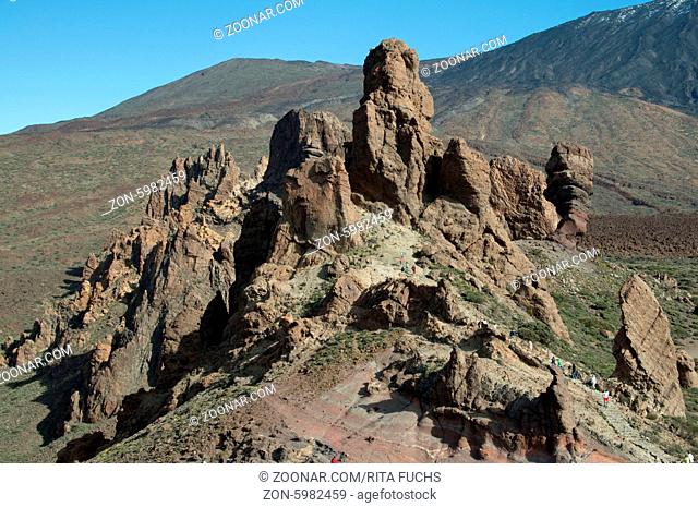 Roques de Garcia, Felsformationen aus Lavagestein, dahinter der Pico del Teide, 3718m, Parque Nacional de las Cañadas del Teide, Teide-Nationalpark