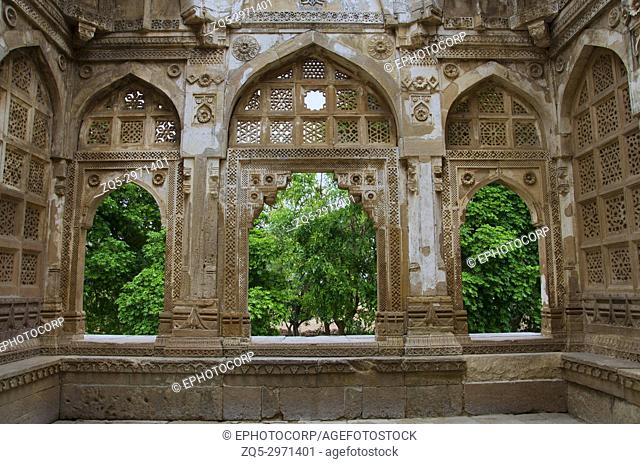 Inner carved wall of Jami Masjid (Mosque), UNESCO protected Champaner - Pavagadh Archaeological Park, Gujarat, India. Dates to 1513, construction over 125 years