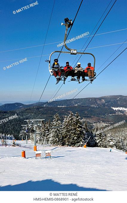 France, Haut Rhin, Hautes Vosges, The Lac Blanc ski resort, Col du Calvaire, skiers on the chair lift