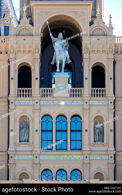 Germany, Mecklenburg-Western Pomerania, state capital Schwerin, Schwerin Castle, castle facade with equestrian statue of Fuerst Niklot I