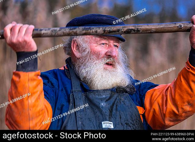 19 November 2022, Mecklenburg-Western Pomerania, Alt Schlagsdorf: Fisherman Walter Piehl plumps from a boat, driving the fish into the drag net