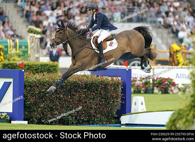 29 June 2023, North Rhine-Westphalia, Aachen: Equestrian sport, jumping: CHIO, Show Jumping, Nations Cup. The show jumper Tim Gredley from Great Britain on the...