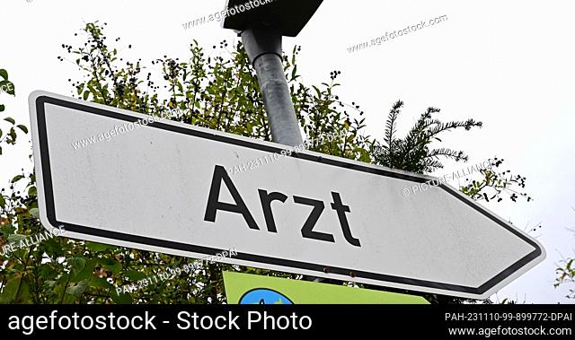 09 November 2023, Baden-Württemberg, Kirchheim Teck: A sign with the word ""Arzt"" (doctor) on it stands on a road in the municipality of Kirchheim Teck