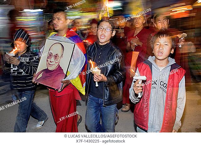 Demonstrators, for a free Tibet, in Jogibara Rd, McLeod Ganj, Dharamsala, Himachal Pradesh state, India, Asia