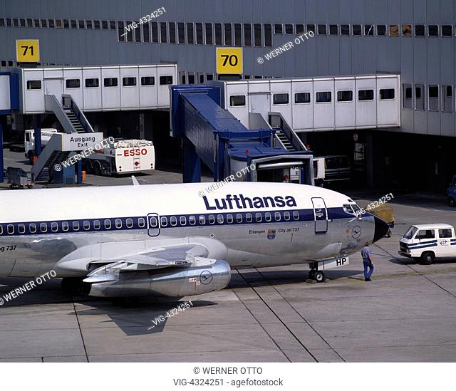 D-Duesseldorf, Rhein, Nordrhein-Westfalen, Flughafen, Flugzeug bei der Abfertigung an Terminals, Lufthansa, Lufthansa-Flugzeug, Lufthansaflotte, Duesenflugzeug