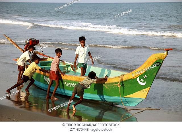 India, Tamil Nadu, Mamallapuram, Mahabalipuram, beach, boys, fishing boat