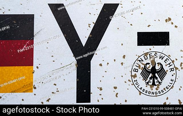 28 September 2023, Lower Saxony, Bergen: A dirty vehicle license plate Federal Armed Forces. Photo: Philipp Schulze/dpa. - Bergen/Lower Saxony/Germany