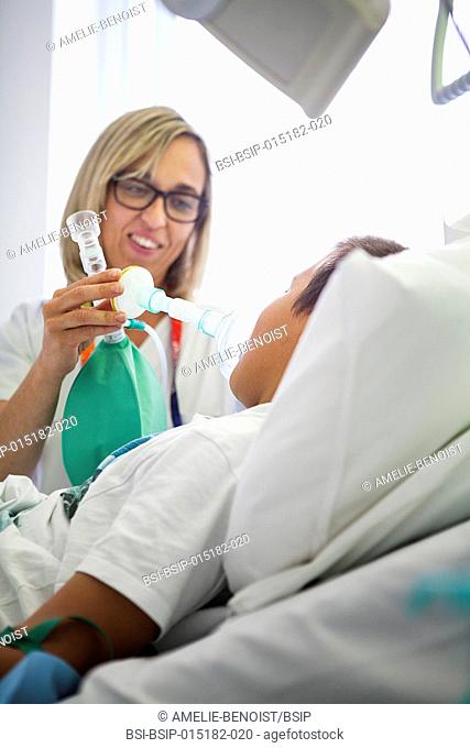 Reportage in the pediatric unit in a hospital in Haute-Savoie, France. A nurse gives Nitronox (a mix of gas and air) while a catheter is placed in a young...