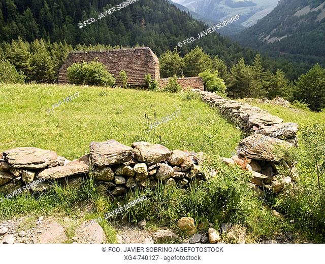 Shepherd's cabin, Forcallo, Viados, Gistain valley, Pyrenees Mounatins. Huesca province, Aragon, Spain