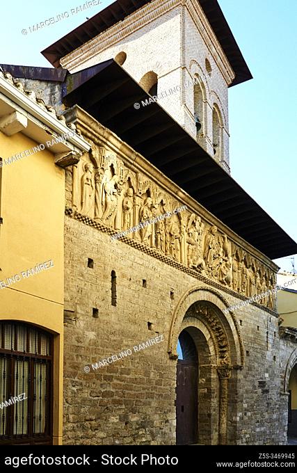 Church of Santiago was built in the middle of the 12th century by Master Fruchel, the most remarkable feature of the temple is its western facade, from 1160