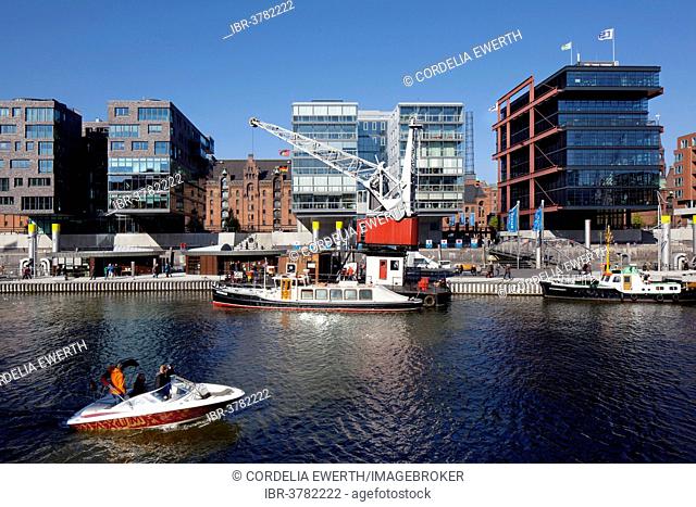 Floating promenade along the Sandtorhafen with view through to the Speicherstadt district, HafenCity, Hamburg, Germany