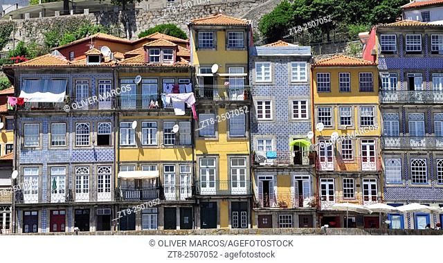 The Ribeira district is one of the most important places when it comes to knowing the historic center of Porto. As the name suggests