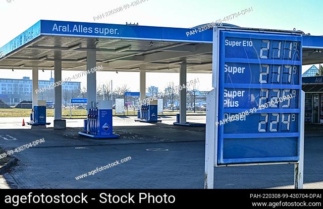 08 March 2022, Brandenburg, Frankfurt (Oder): No customers at a gas station where, among other things, the liter of diesel costs 2.249 euros