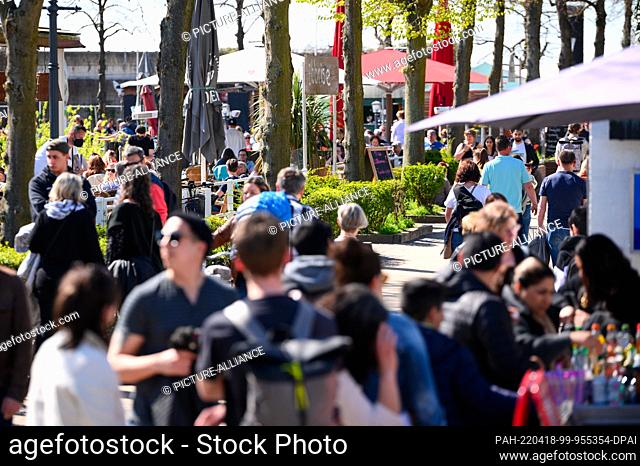 18 April 2022, Hamburg: Numerous walkers and restaurant guests are out and about near the Elbe beach in Övelgönne. During the Easter holidays