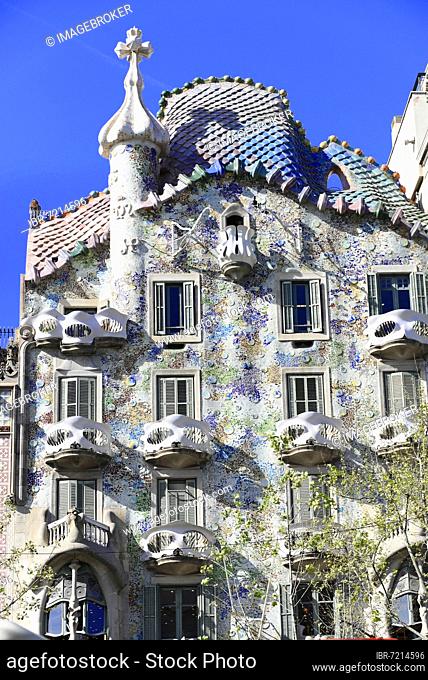 Facade of the Casa Batlló by Antoni Gaudí, Passeig de Gràcia, Barcelona, Catalonia, Spain, Europe