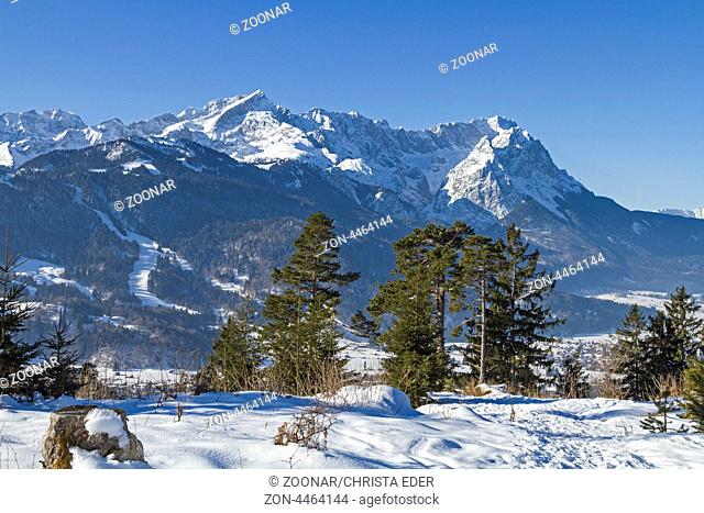 Blick aufs Wettersteingebirge mit Zugspitze und Alpspitze