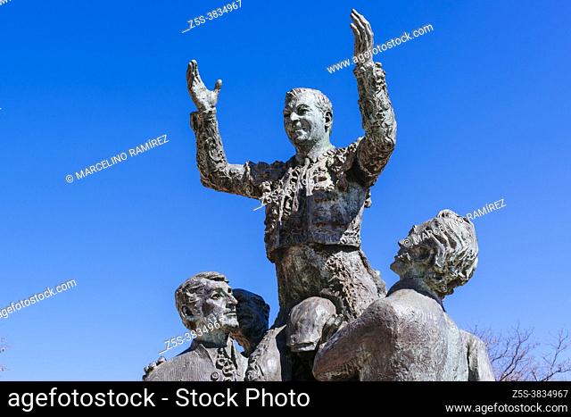Sculptural group, cast in bronze by the Barcelona sculptor Luis Sanguino, was raised in 1977 to the Caracas bullfighter Antonio Mejías Jiménez 'Bienvenida'