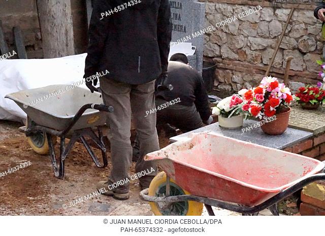 The mass grave, in which Timoteo Mendieta, the father of Ascension Mendieta, was buried, is being exhumed at the cemetary in Guadalajara, Spain, 19 January 2016
