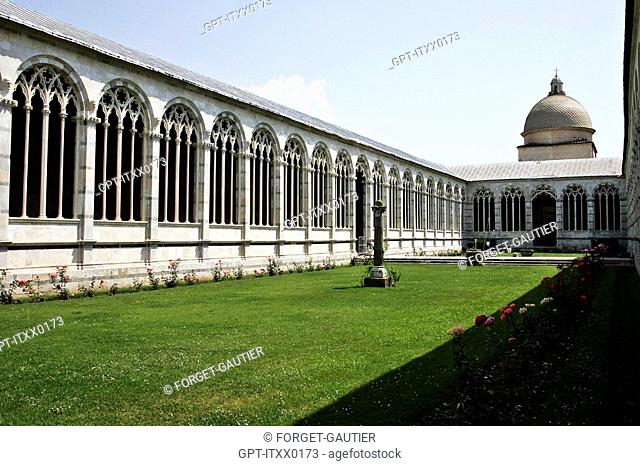 GOTHIC OPENINGS, INNER COURTYARD, CAMPOSANTO MONUMENTALE, MEDIEVAL CEMETERY CREATED IN 1278, CAMPO DEI MIRACOLI, PISA, TUSCANY, ITALY
