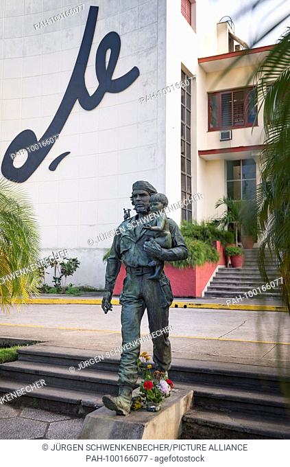 A life-size monument in Santa Clara (sculpture Estatua Che y el Nino) shows the revolutionary icon Che Guevara at eye level