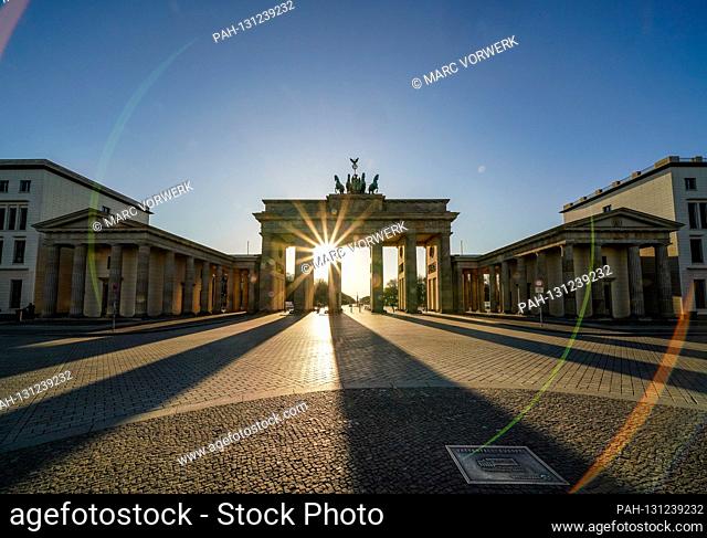 23.03.2020, the Brandenburg goal in Berlin on a late spring juice day in the low sun. The sun shines through the prophylaxis and creates a special mood of light...