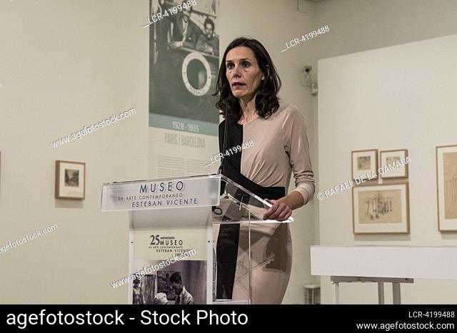 (NO SALE OR LICENSE FOR MUSEUMS AND PUBLIC EXHIBITIONS) PRESS CONFERENCE, THE DIRECTOR AND CONSERVATOR OF THE MUSEUM ANA DOLDAN DE CACERES AT ESTEBAN VICENTE...