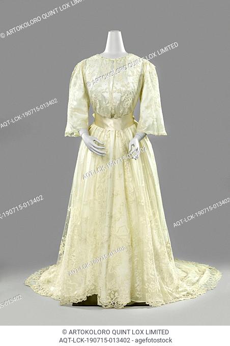 Lace wedding dress, Wedding gown from application side with garden trophies in medallions, Tailored drag dress from Brussels application side, with closure