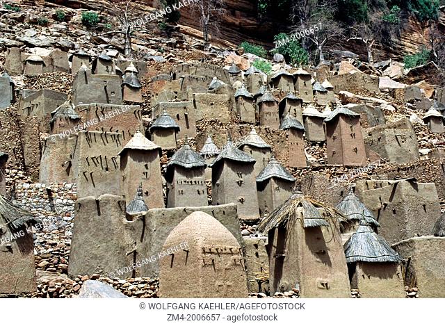 MALI, DOGON COUNTRY, BANANI VILLAGE WITH STRAW-ROOFED GRANARIES