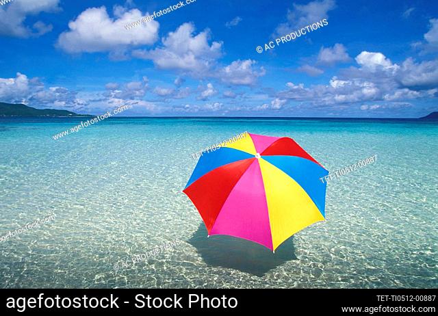 Francia, el Caribe, Saint-Martin, coloridas sombrillas en la playa caribeña