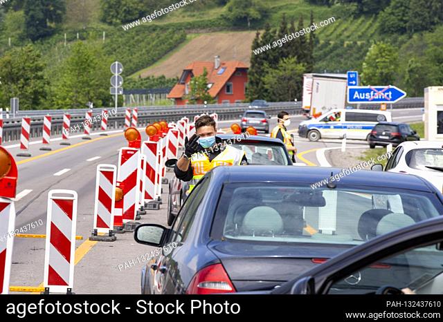 Checks at border traffic after loosening the border Austria - Germany. Lindau, May 16, 2020 | usage worldwide. - Lindau/Bayern/Deutschland
