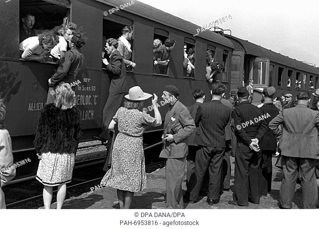 Post-war - emigrants from Germany. Friends and relatives take leave of the emigrants at the Frankfurter Südbahnhof. Primarily Jewish people and persons...