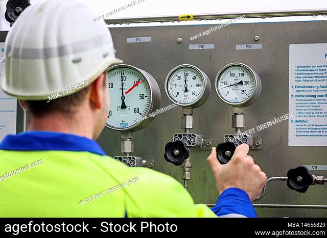 Holzwickede, North Rhine-Westphalia, Germany - Natural gas grid for pure hydrogen, hydrogen project H2HoWi, a Westnetz employee operates the control panel for...