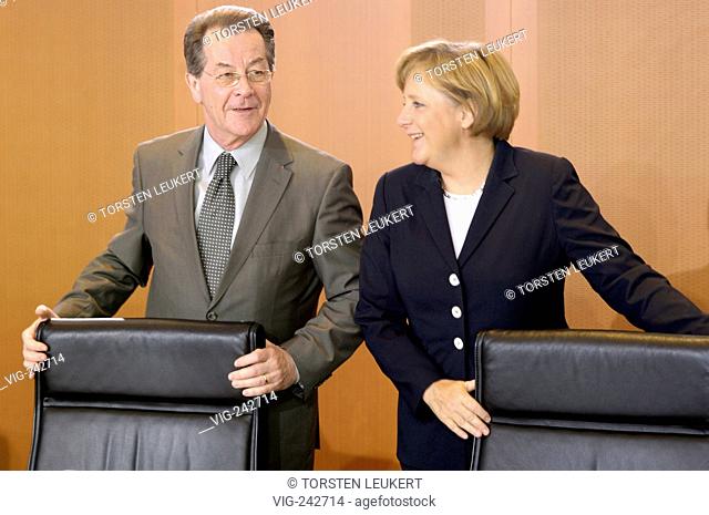 Federal Chancellor Angela MERKEL (CDU), and Franz MUENTEFERING ( SPD ), Federal Minister of Labour and Social Affairs, before the meeting of the federal cabinet