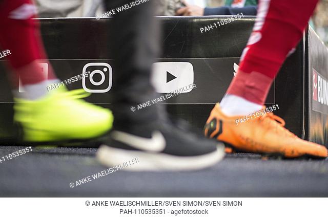 Feature, Social Media Icons on a gang, in front of it a football boot, sports shoe Soccer 1.Bundesliga, 8.matchday, Borussia Monchengladbach (FS) FSV FSV Mainz...