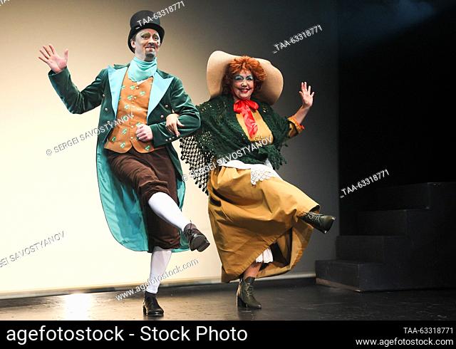 RUSSIA, MOSCOW - OCTUBRE 13, 2023: Actriz Tatyana Titova como Toad y actor Sergei Kolpovsky como Frog actuar durante una vista previa de la producción del...