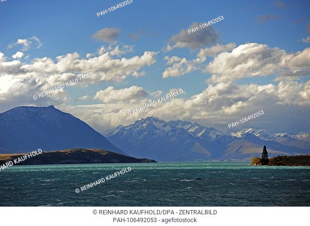 Lake Tekapo in the Mount Cook region on the southern peninsula of New Zealand, recorded in April 2018 | usage worldwide. - /Neuseeland