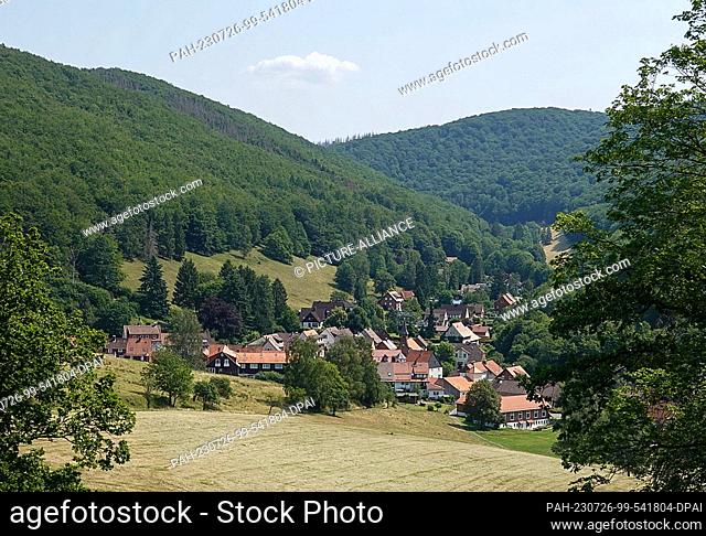 09 July 2023, Lower Saxony, Herzberg/Ot Lonau: The low houses and the parish church in Lonau in the Harz National Park. Thanks to its location as a dead-end...