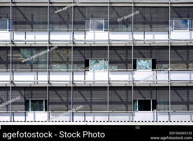Die moderne Fassade eines öffentlichen Gebäudes mit Stahlkonstruktionen die Schatten werfen