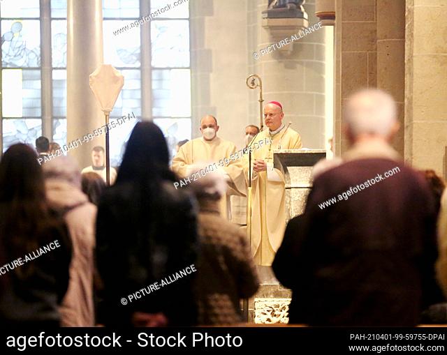 01 April 2021, North Rhine-Westphalia, Essen: Bishop Josef Overbeck celebrates the Pontifical Mass, the Holy Mass of the Last Supper